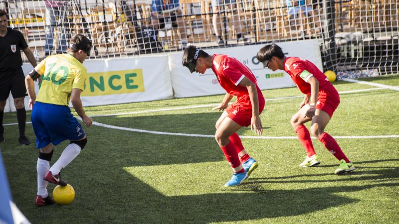 Ricardinho is on the ball and goes to dribble past two China defenders in the World Championships semi-final.