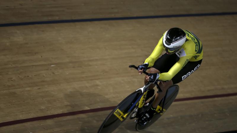 male Para cyclist Lauro Chaman racing around a track