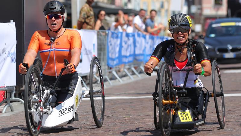 Andrea Eskau (right) and Laura De Vaan go head to head in road race at Maniago 2018