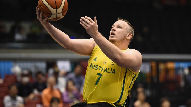 male wheelchair basketballer Shaun Norris catches the ball 