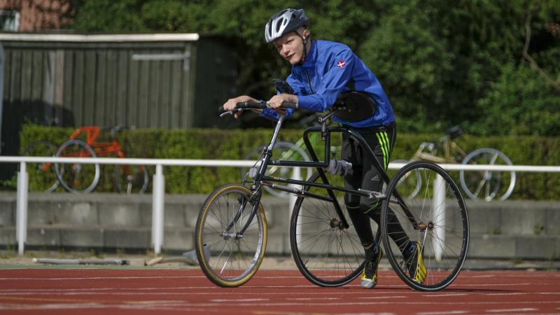 RaceRunning Para athlete Nikolaj Overgaard Christensen on the track