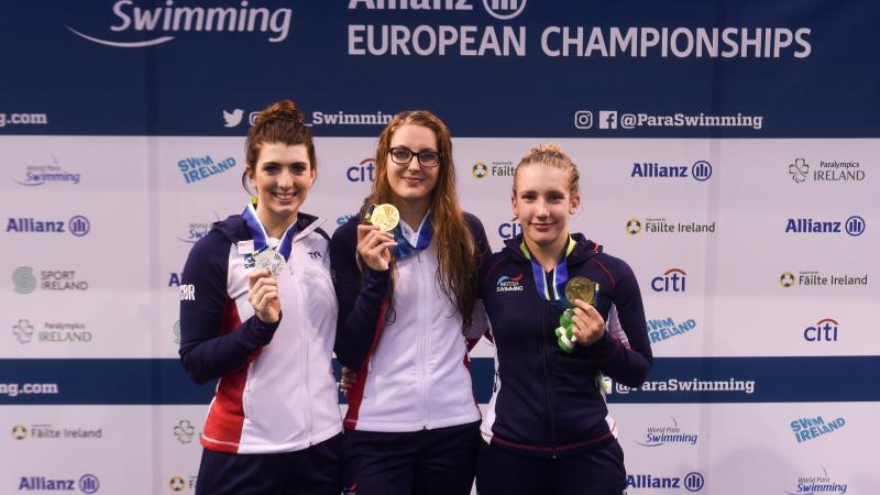 Bethany Firth, Jessica Applegate and Louise Fiddes - Great Britain - Dublin 2018 Three women showing her medals