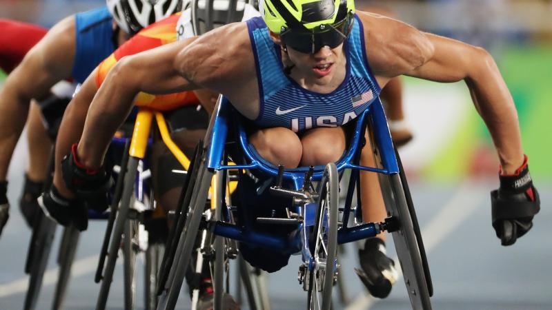 male wheelchair racer Daniel Romanchuk leading a group of other racers