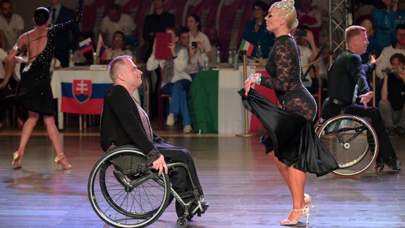 Polish dancers Nadine Kinczel and Pawel Karpinski competing