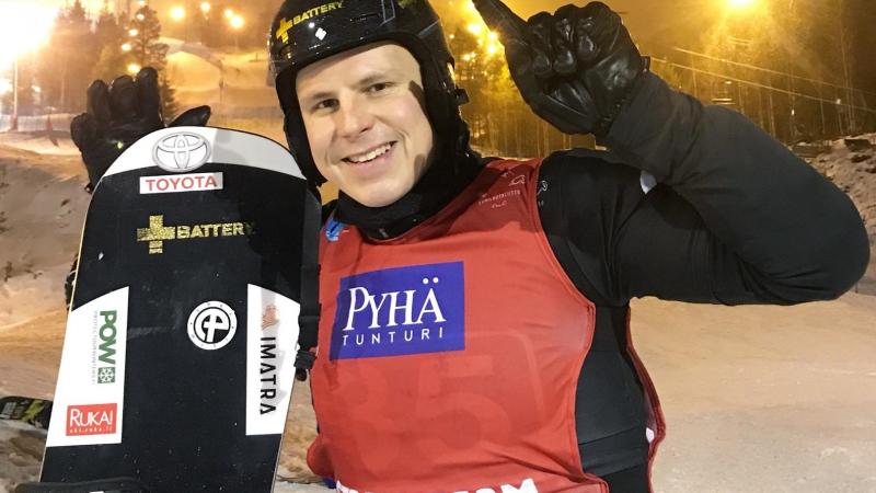 male Para snowboarder Matti Suur-Hamari gives a thumbs up to the camera