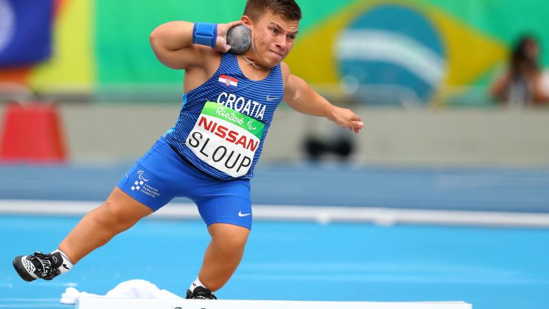 A short-stature competing in shot put