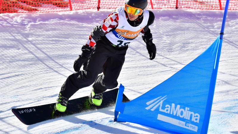 A Para snowboarder competing