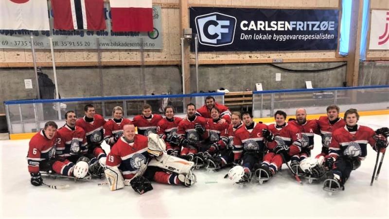 Norwya's Para ice hockey team posing for picture on the ice rink