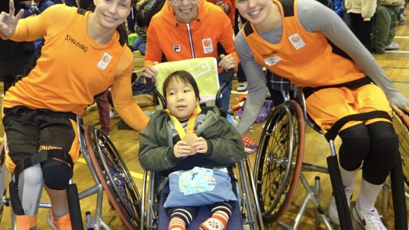 Three Dutch women pose in photo with Japanese kid