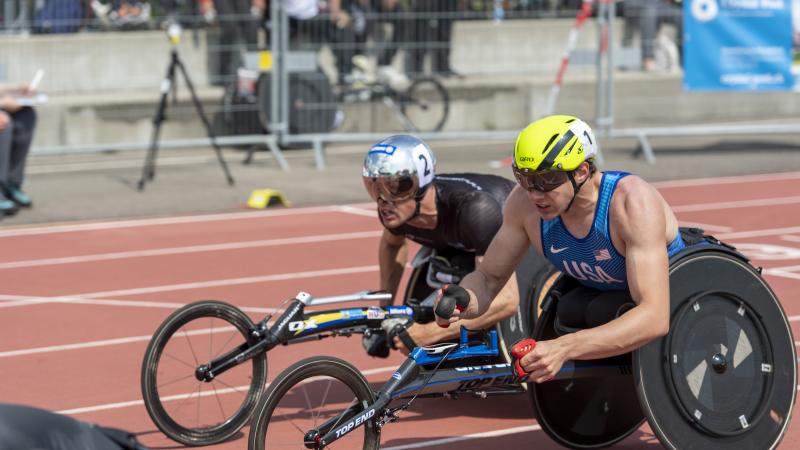 Daniel Romanchuk and Marcel Hug side by side on the track trying to be first