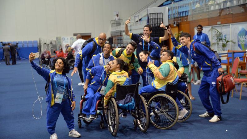 Brazilian powerlifting team takes a selfie photo