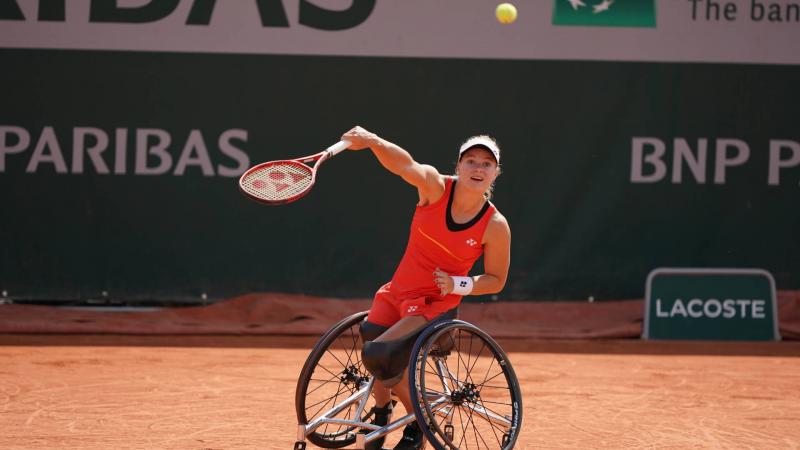 Diede de Groot serving