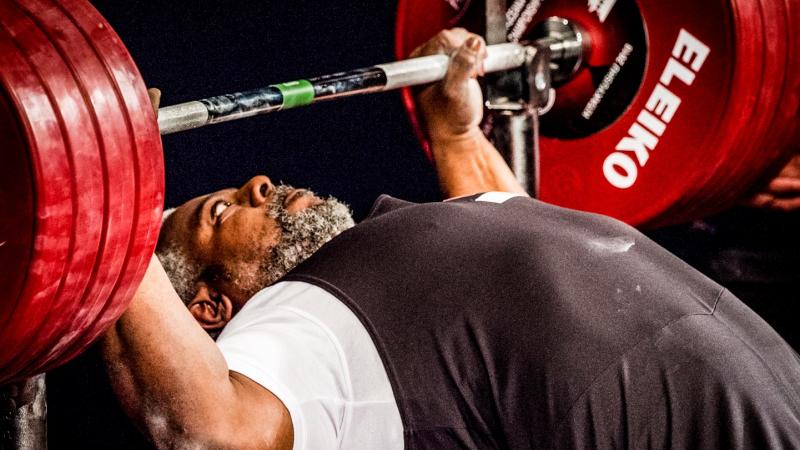 A male powerlifter lifting the bar