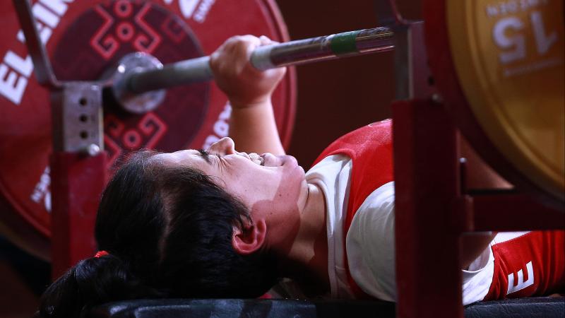 Turkish powerlifter Besra Duman lifting the bar