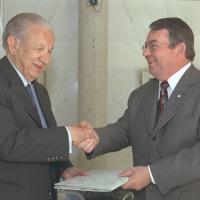 Juan Antonio Samaranch and Bob Steadward signing the first IPC/IOC agreement