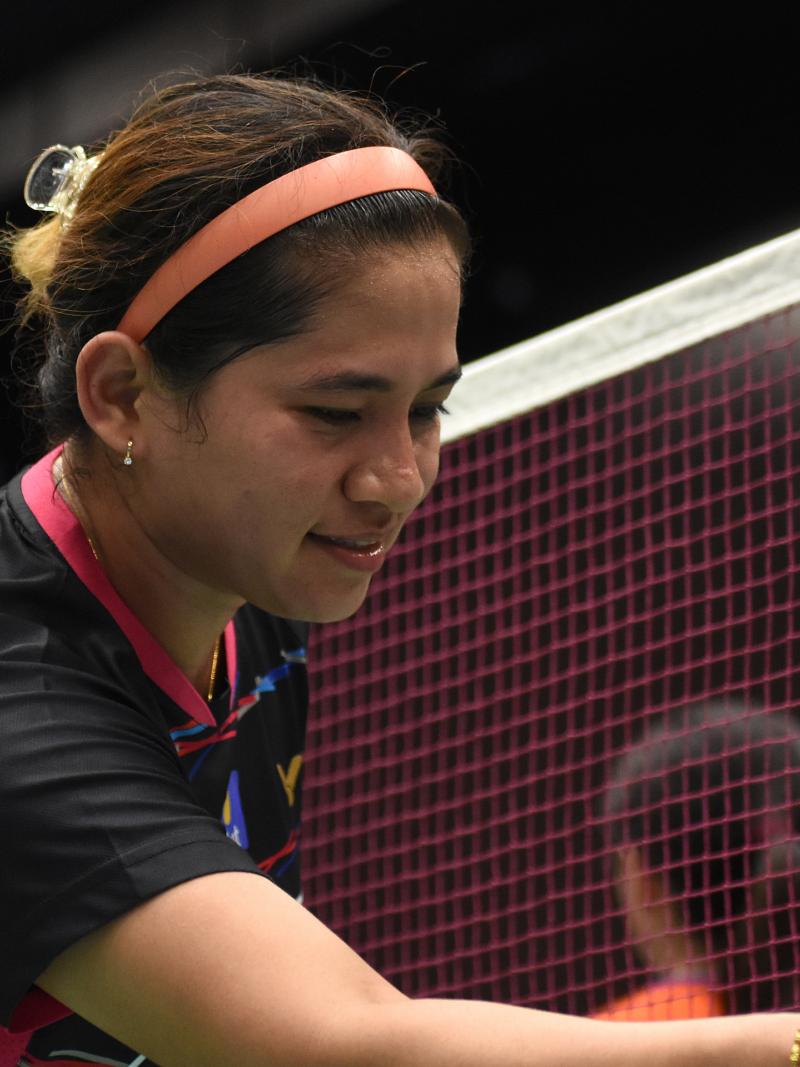 a female Para badminton player shakes hands with her opponent