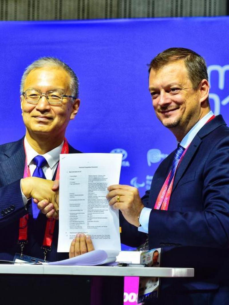 IDB Executive Director for Japan Toshiyuki Yasui and IPC President Andrew Parsons pose for picture after signing new agreement for En sus marcas, listos... Inclusion
