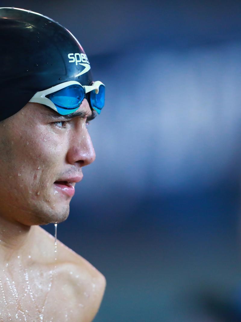 a male Para swimmer with no arms