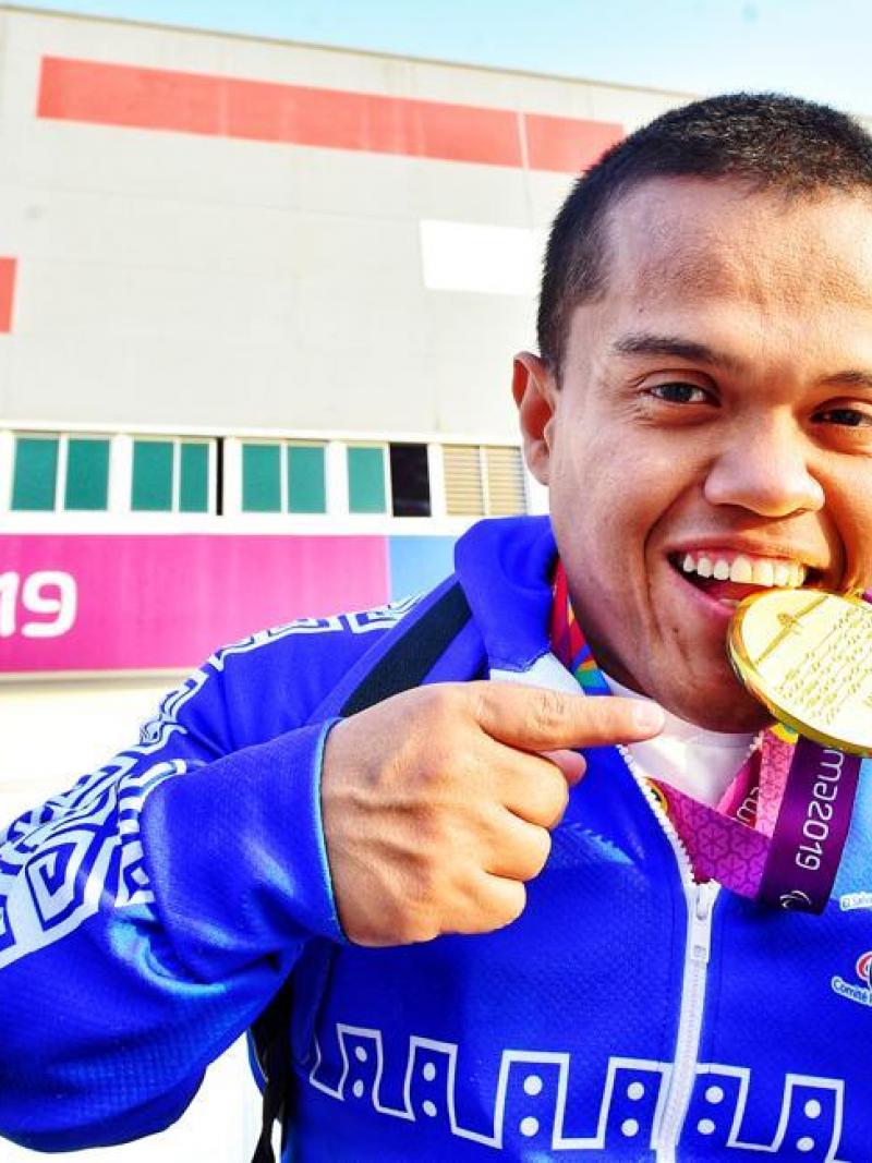 Salvadoran powerlifter Herbert Aceituno holds his gold medal at Lima 2019