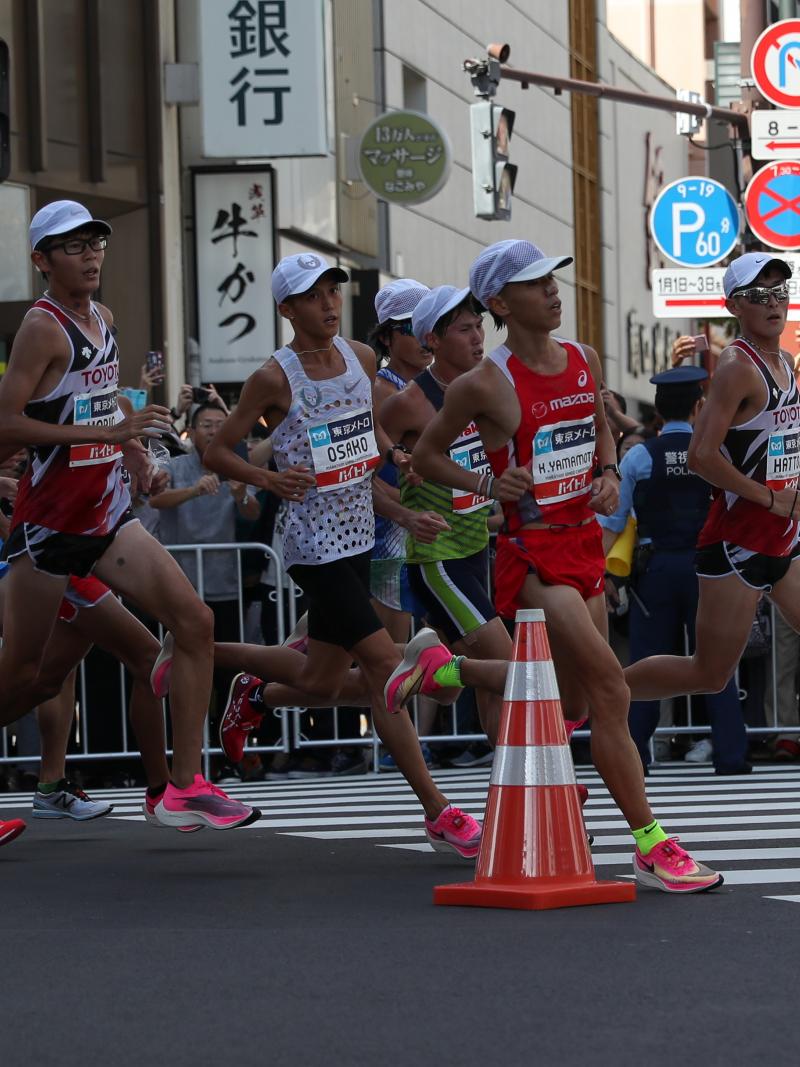 Runners in action at a marathon in Tokio