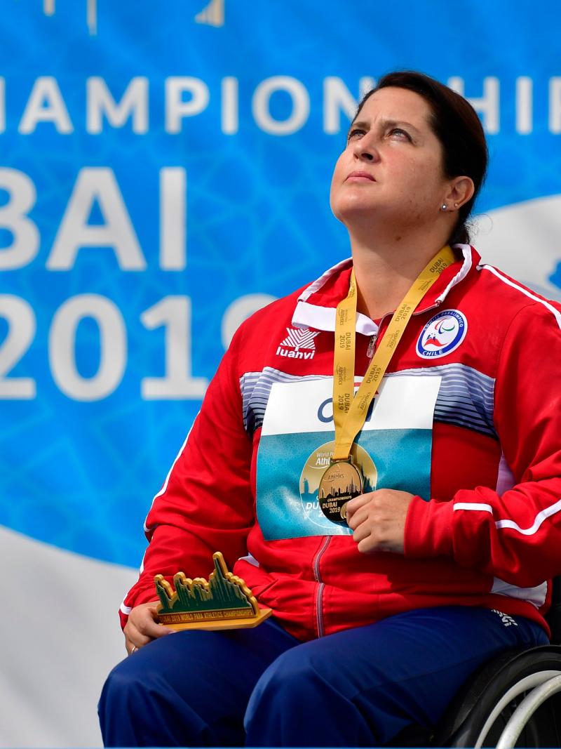 Francisca Mardones looks to the sky while holding her gold medal