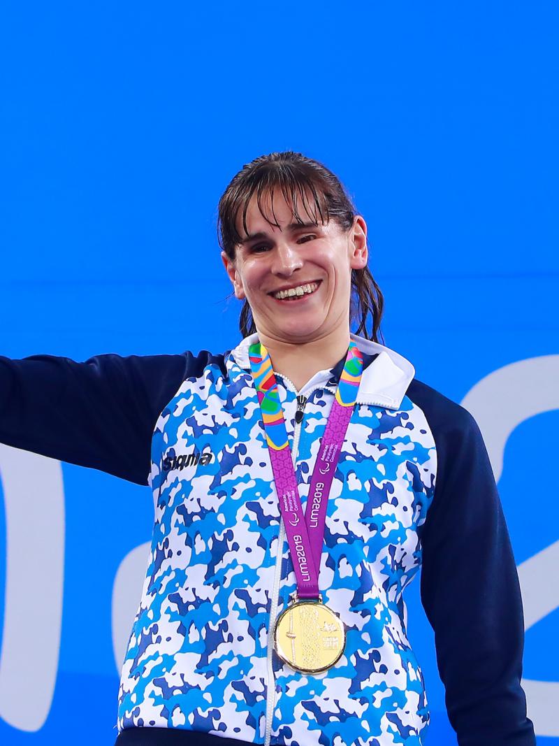 Nadia Báez sonríe en el podio con la medalla de oro colgada del cuello