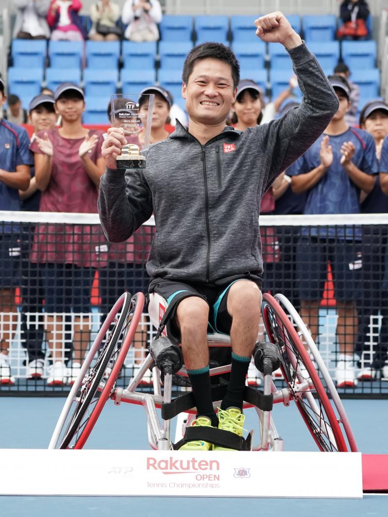 Shingo Kunieda lifts the 2019 Japan Open trophy