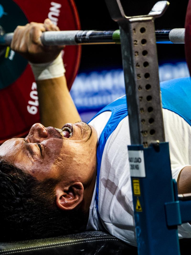 Powerlifter lifts the bar