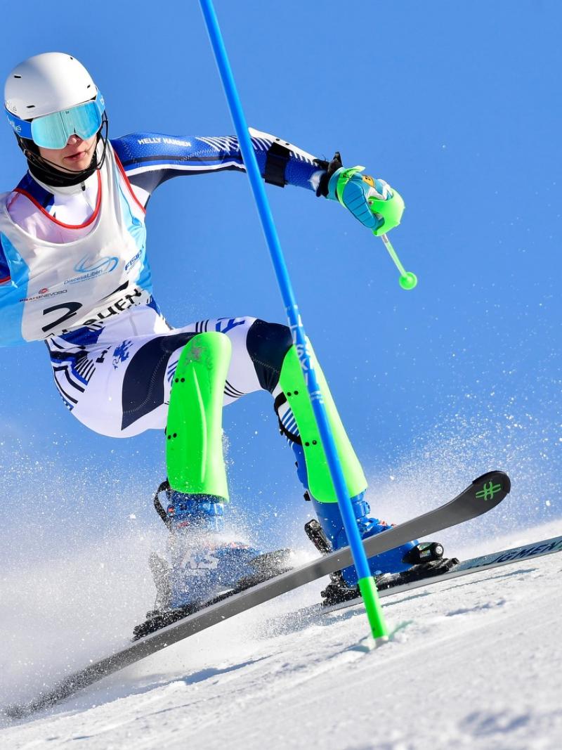 An armless male skier competing
