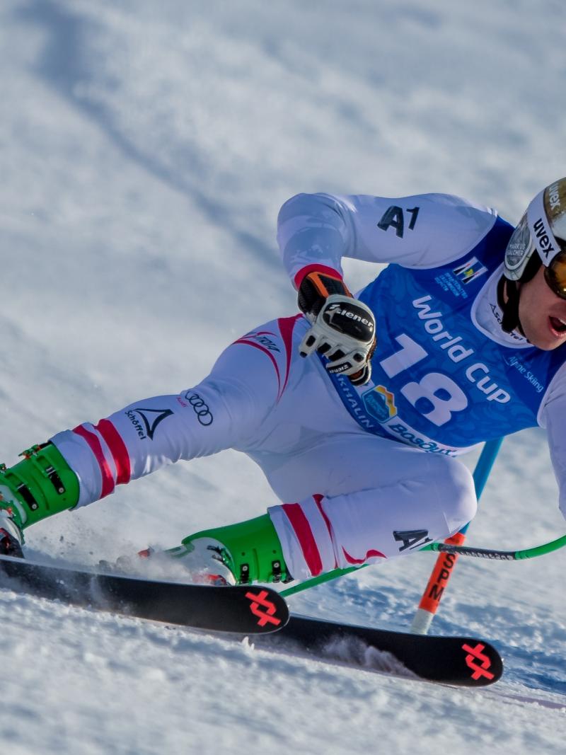 A male skier competing