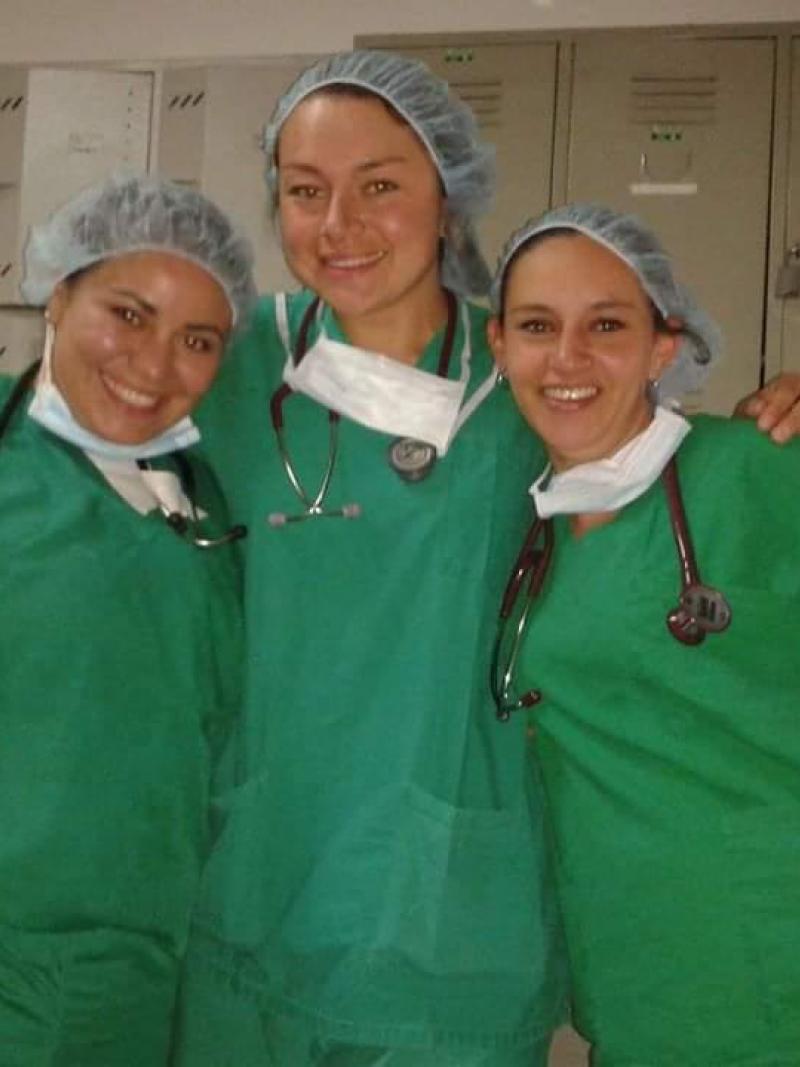 Paola Mosquera con dos colegas médicas