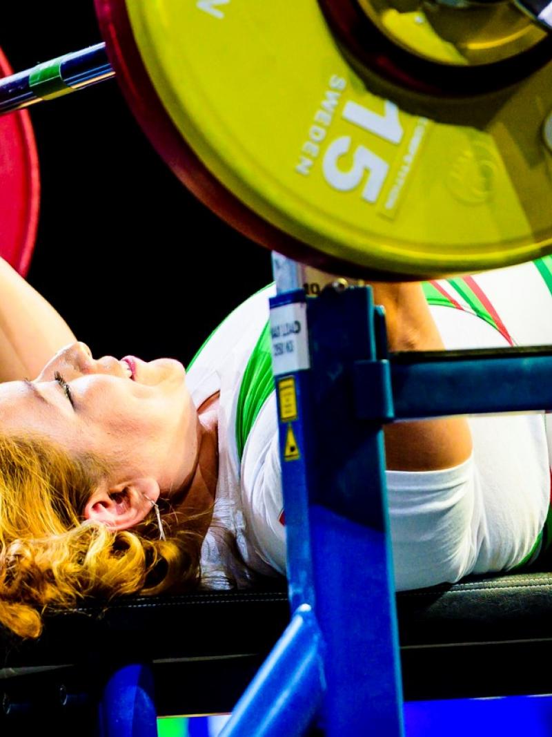 A female powerlifter preparing to lift the bar
