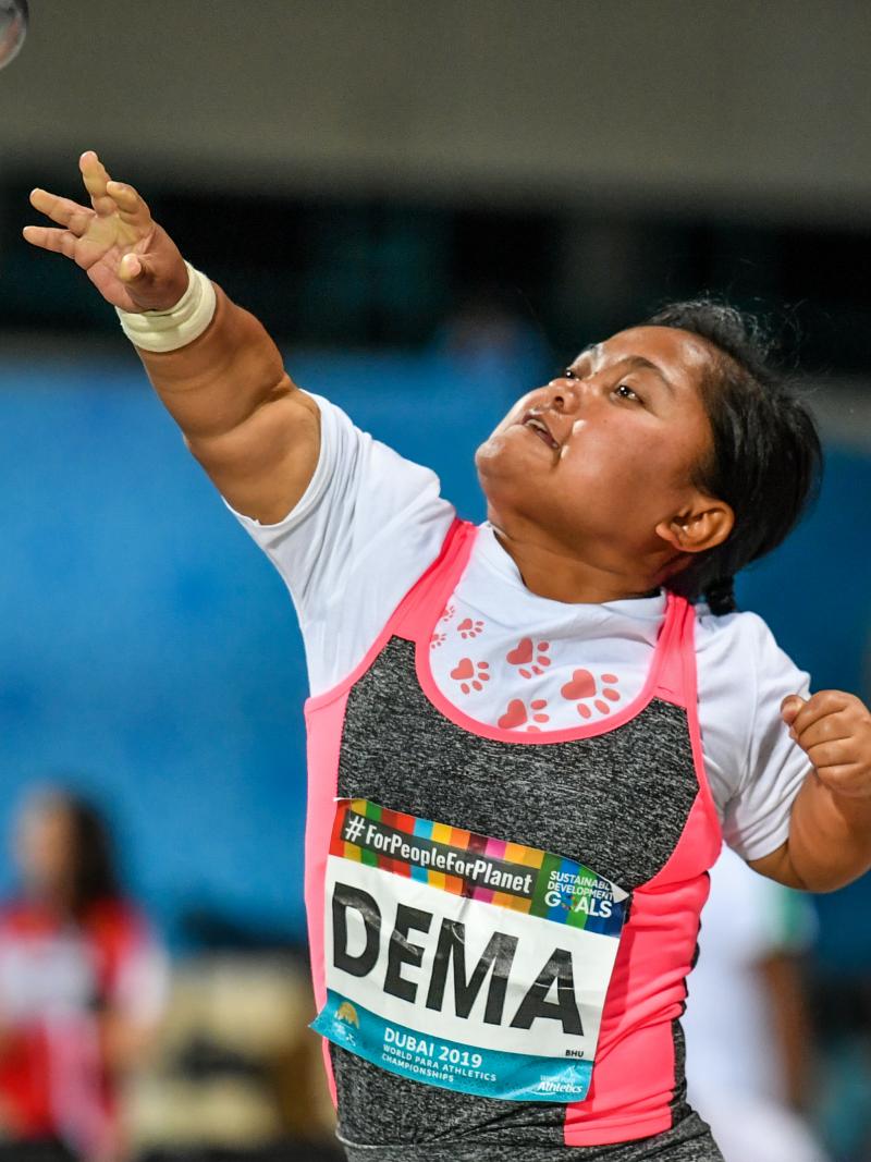 A short stature female thrower