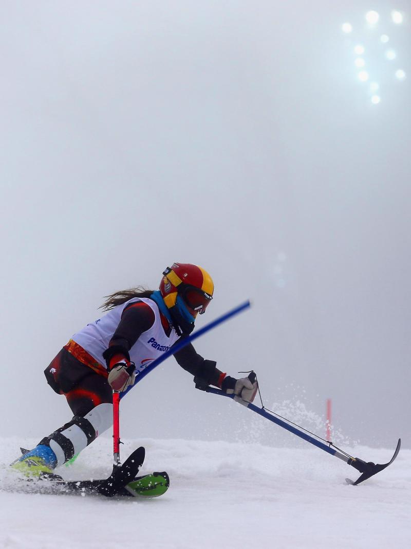 A leg amputee female Para alpine skier competing