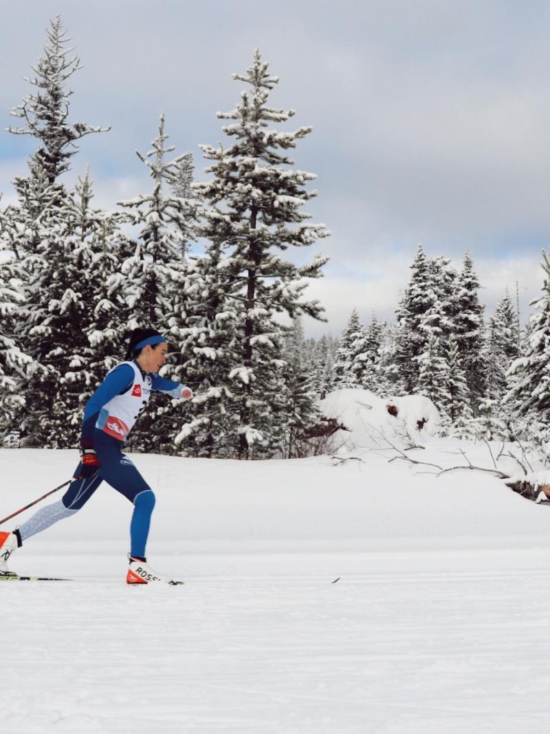 An armless woman competing in Para cross-country in a snowy course