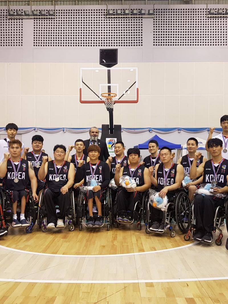 Group photo of Korean wheelchair basketball team
