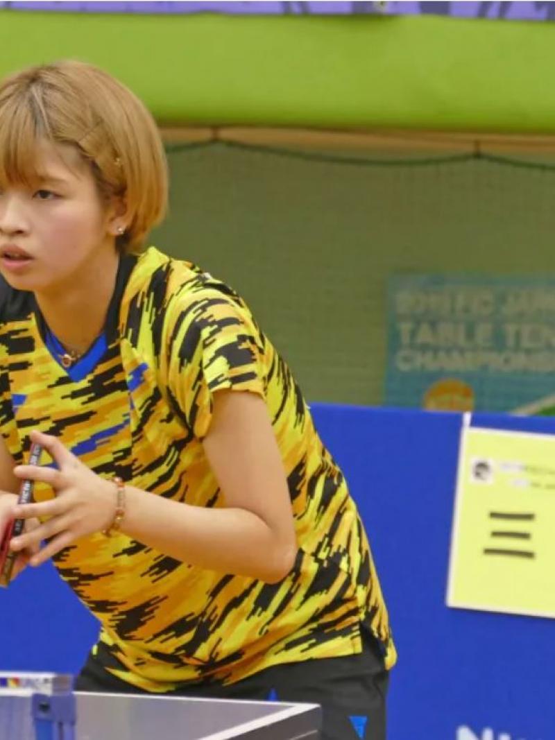 Kanami Furukawa holding her racket while waiting her rival to serve