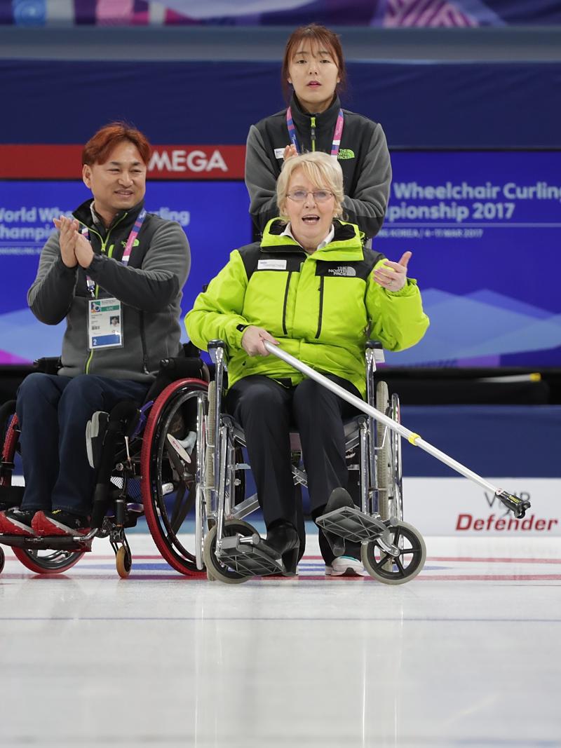 Woman tries wheelchair curling with help from athlete