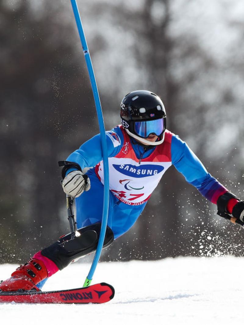 Male alpine skier with left leg impairment competes in slalom 