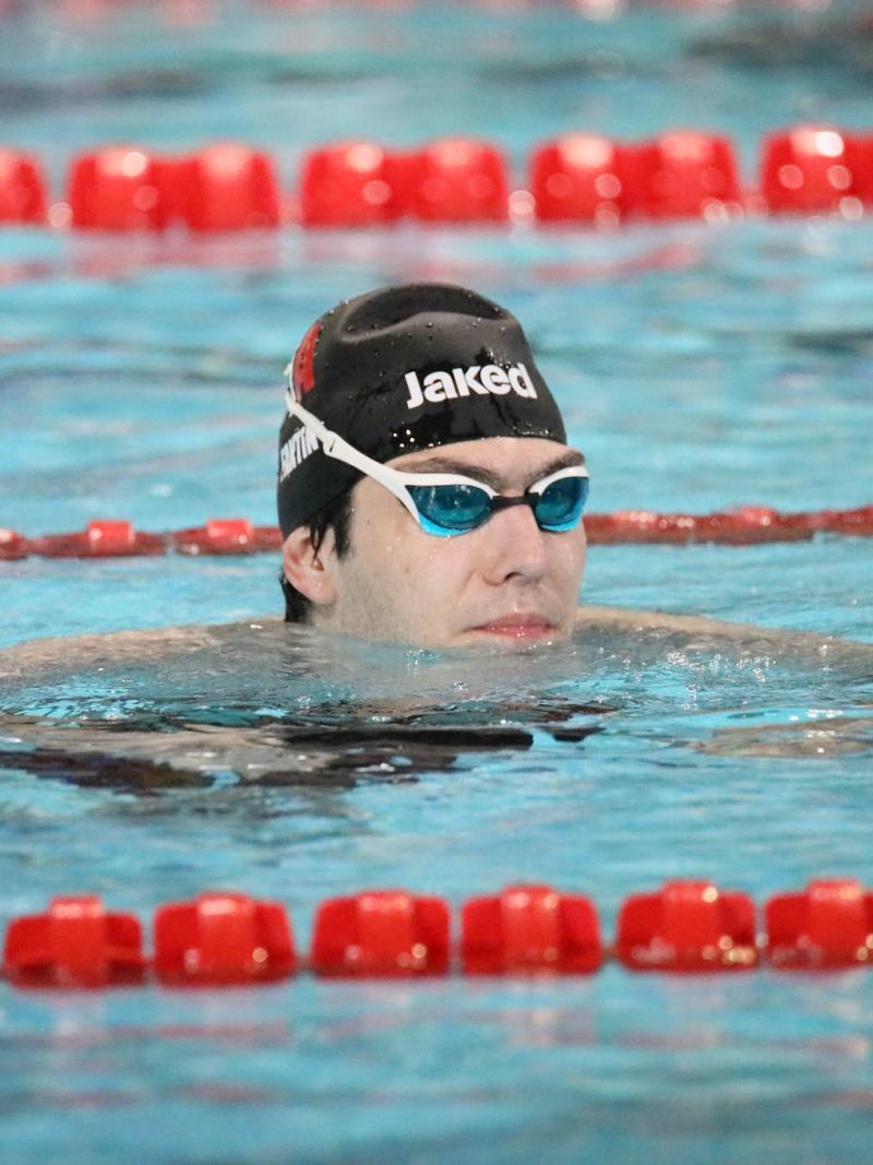 A man with a black cap and the Italian flag in a swimming pool