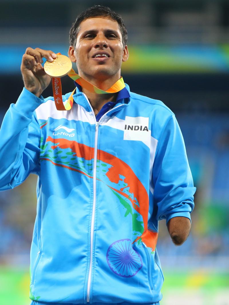 Devendra Jhajharia poses with gold medal