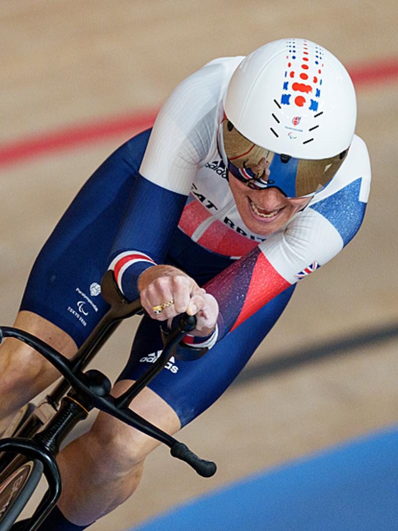Sarah Storey on the bend of the track