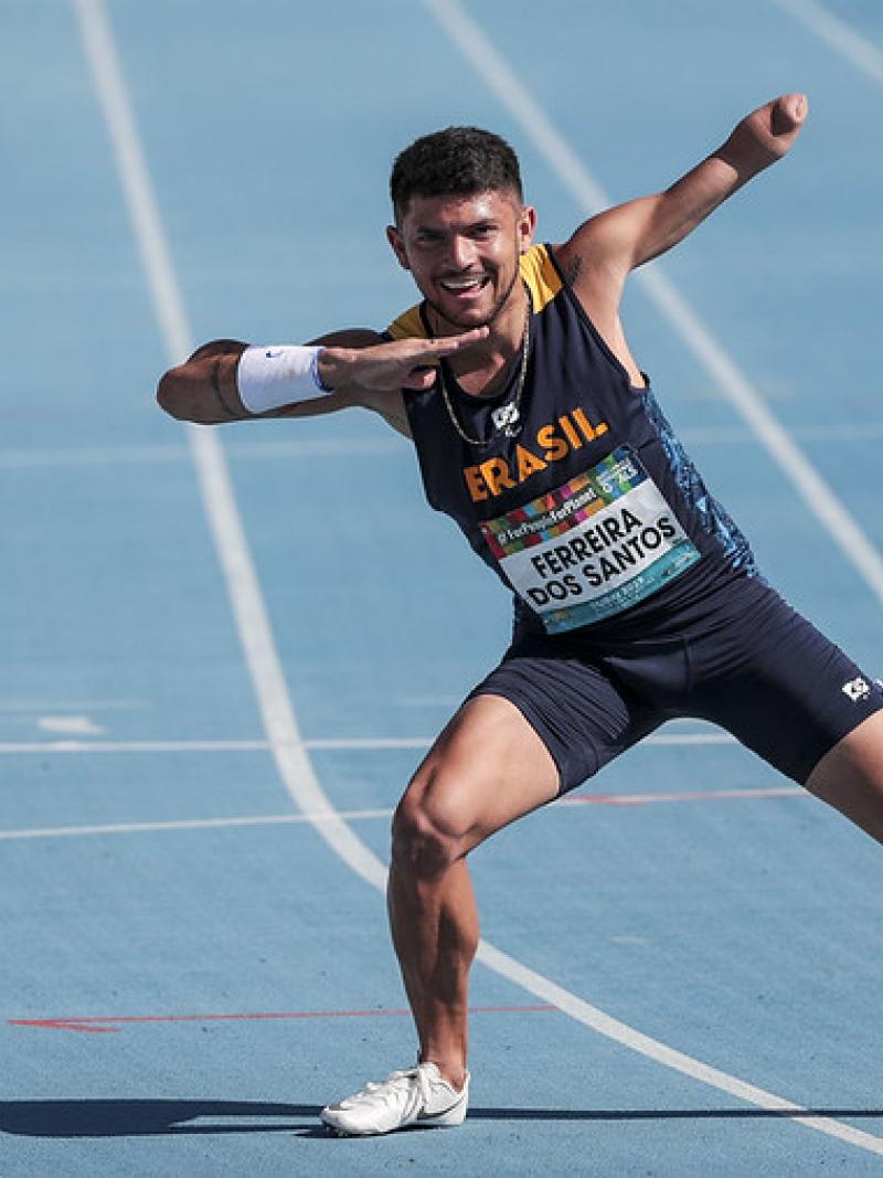 A man without the left forearm on a blue athletics track