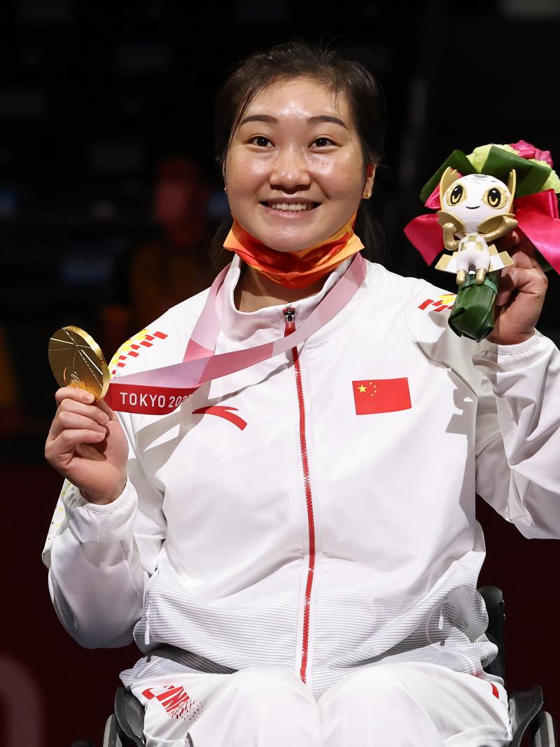 Tan Shumei in wheelchair fencing podium