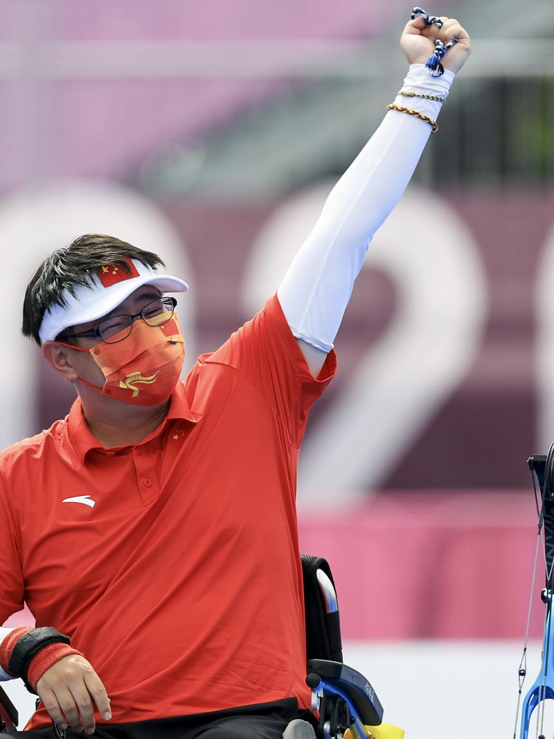 He Zihao celebrates