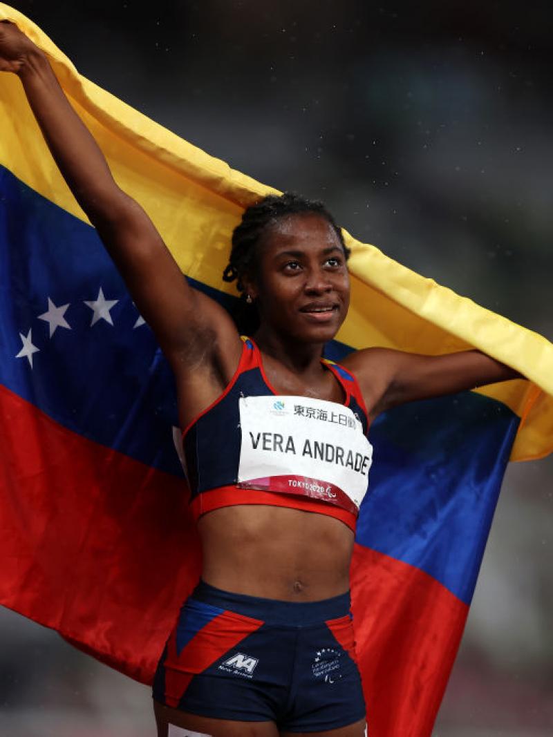 Lisbeli Vera Andrade holds up her country's flag 