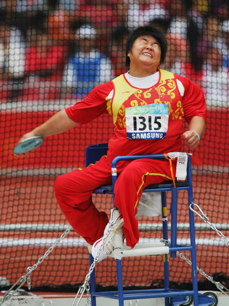 dong feixia in the discus throw