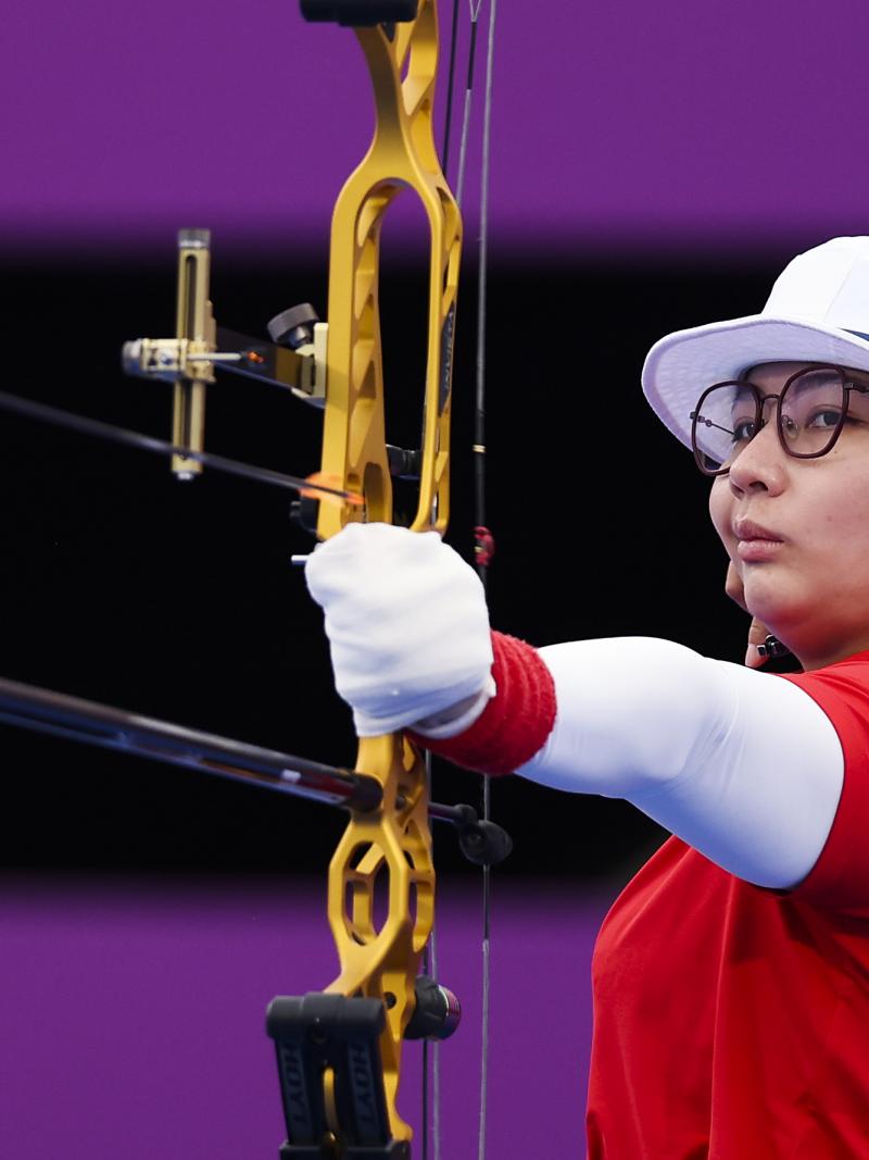 Chen Minyi shoots an arrow