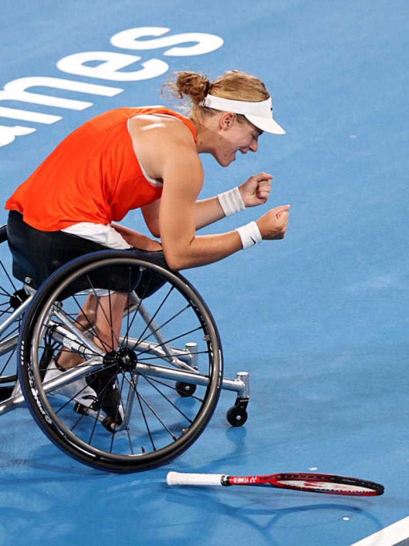 Diede de Groot clenches both fists and drops racket after winning