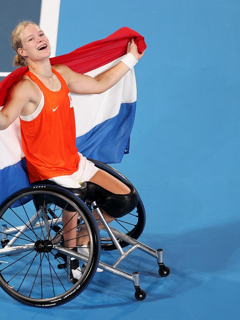 Diede de Groot celebrates with the Dutch flag